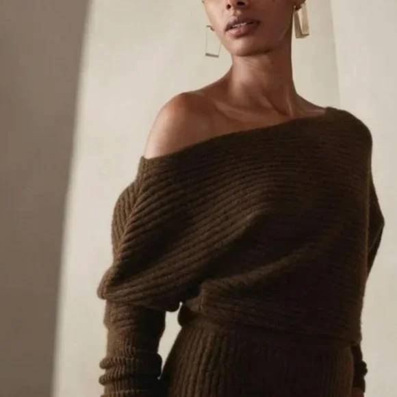 Banana Republic Dresses & Skirts - Banana Republic COLLETA OFF-SHOULDER MIDI DRESS